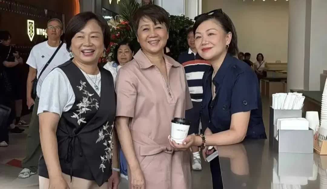 65岁梁安琪澳门喝咖啡，名牌加身富态松弛显圆润65岁梁安琪澳门咖啡座惊艳，奢