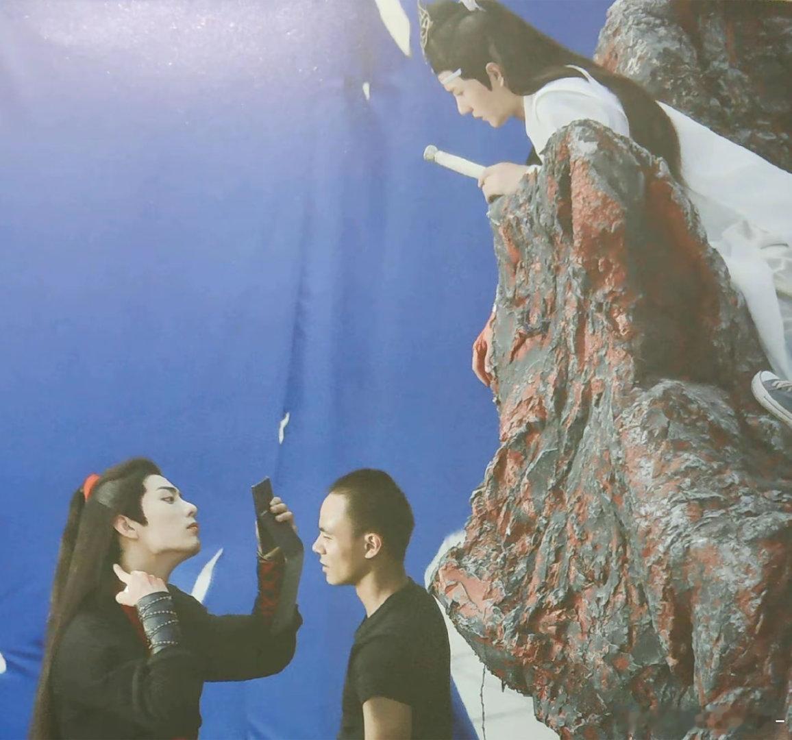 肖战在照镜子的时候王一博就这样乖乖盯着他🥺🤲🏻