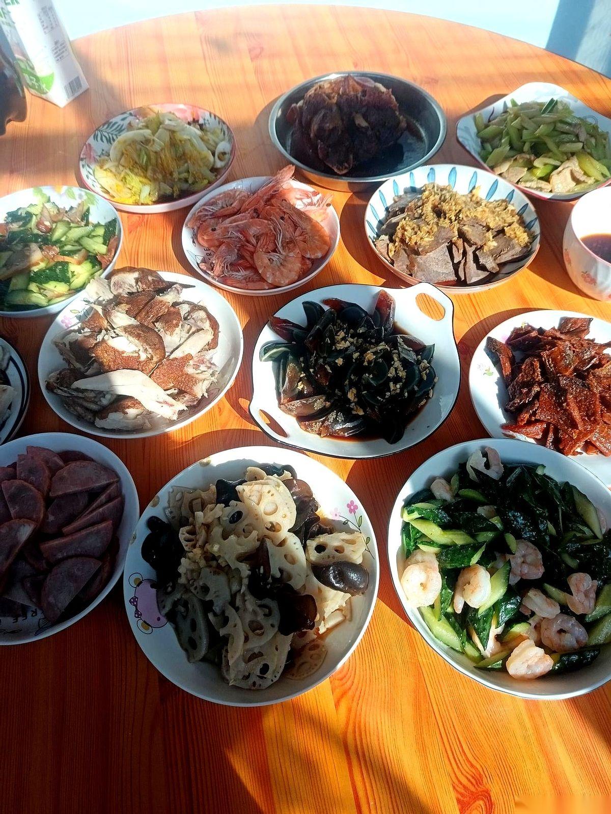 看到有人问，大年初三在上海朋友家吃的这顿饭，值不值500块？我当时就想笑。真