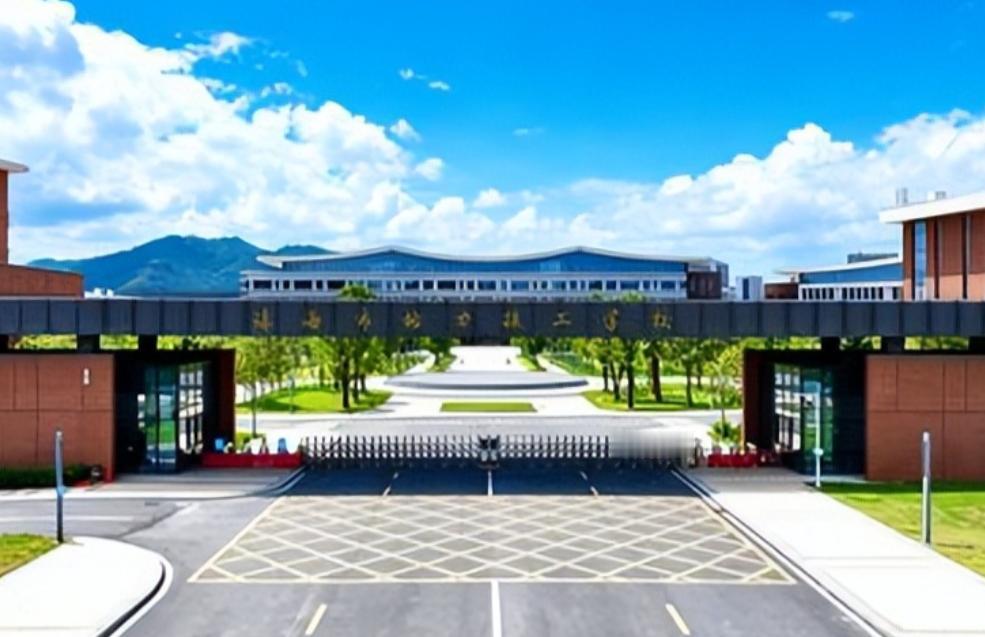 格力办技校这件事，真正值得看的不是“大学输了”。而是企业开始越来越直接地参与人