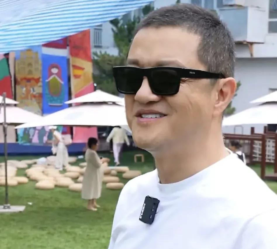 李亚鹏毫不掩饰力挺陈光标，对网友质疑的“虚假捐赠”进行了回应李亚鹏直播回应“虚