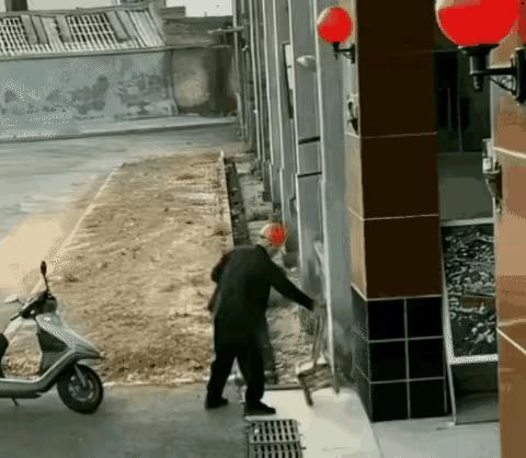 大爷刚装修好了自家的三层小楼，地面上的建筑垃圾还没有清理干净。看着焕然一新的住所