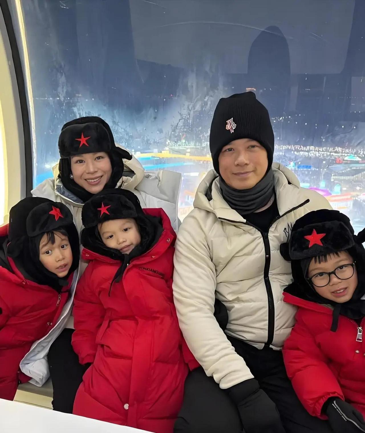 刚入2026年，胡杏儿一家五口就直奔哈尔滨冰雪大世界玩了个痛快！这对中年夫妻带着