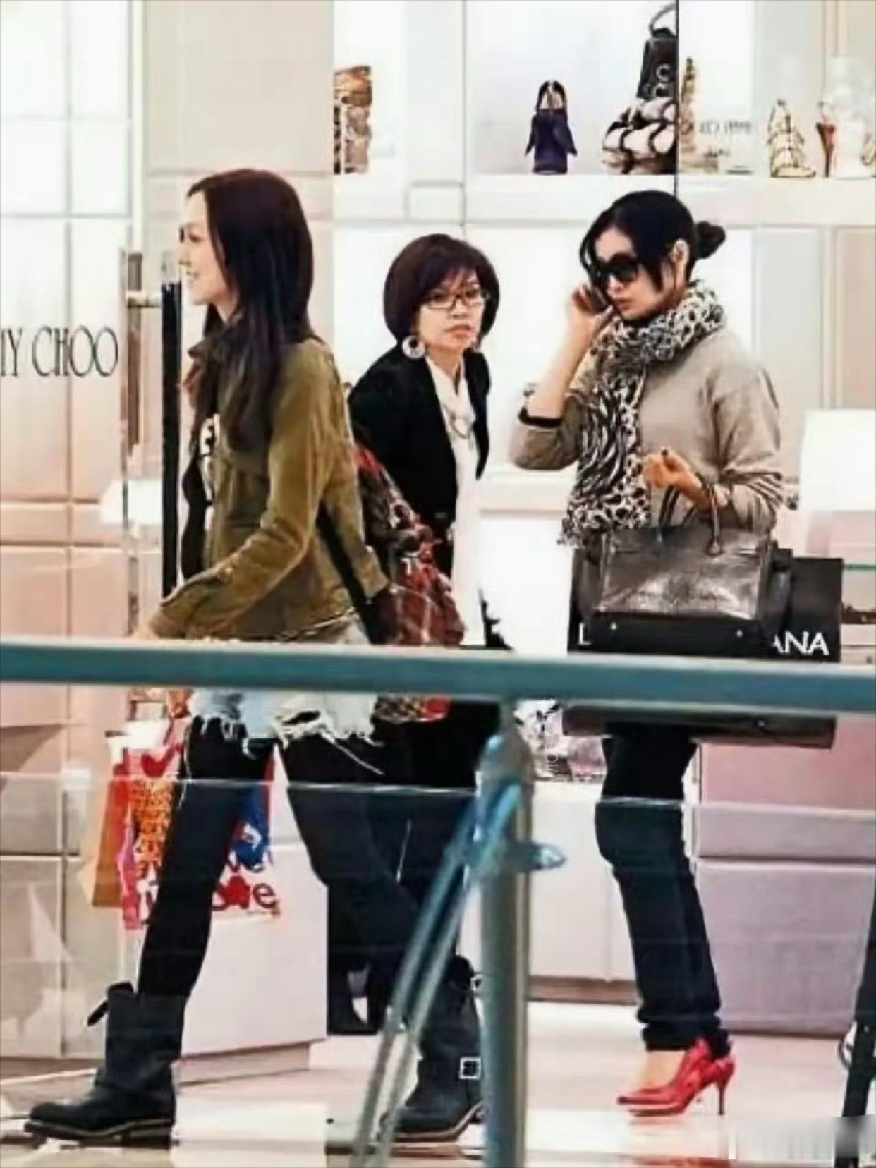 20年前的大S的街拍妥妥穿搭博主放在现在看依然好时尚