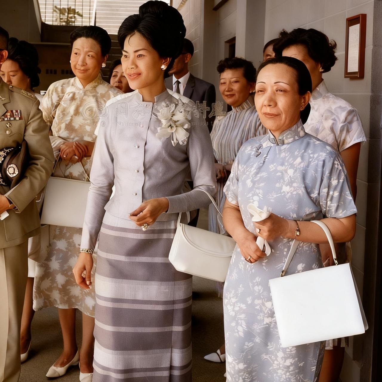 60年代,诗吉丽王后和陈诚的夫人谭祥,一张罕见的合影,照片中两人并肩而立,诗吉丽