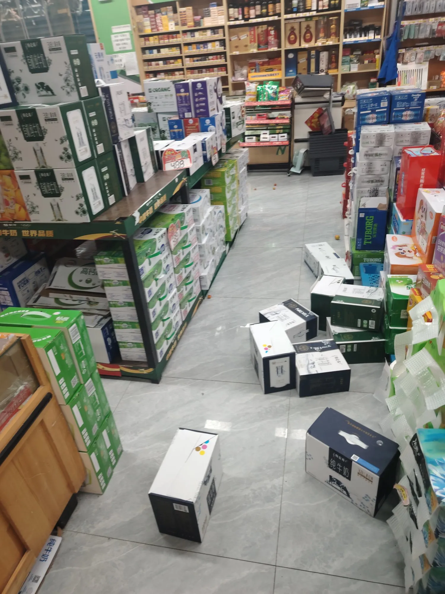 今天遇到个奇葩事一个顾客到我超市来买烟，买了之后抽了一口，给我说是假烟，我告诉