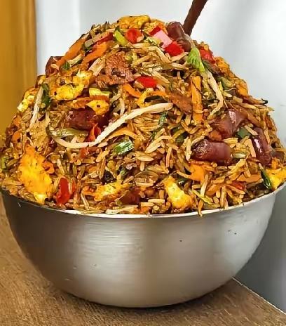 一家六口人都在家，婆婆天热不愿意做菜，菜饭又炒一起了，炒这么大一盆，我就说婆婆，