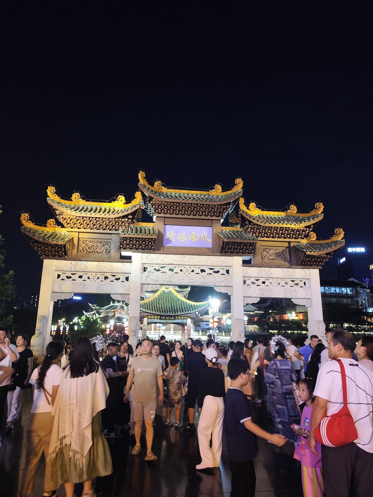 来贵阳避暑的人真多啊！要说避暑，贵阳真是老天爷赏饭吃的地方。夏天平均气温就二
