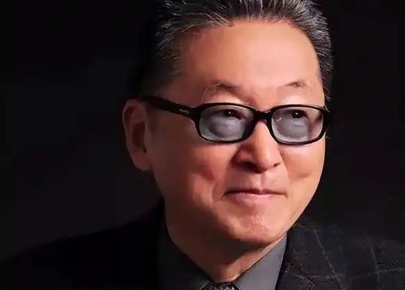 李敖曾经说：“人性是经不起考验的，我在坐牢的时候，把房子转到了我妈名下，让妈妈帮