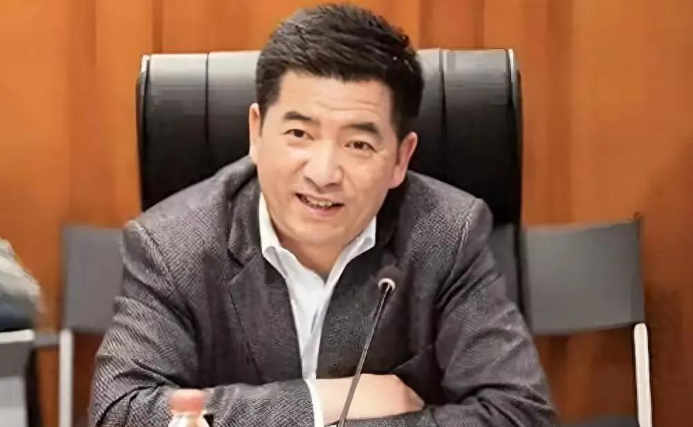 又一房地产爆雷！绿城原董事长张亚东想带2000万人民币逃跑，被在机场扣下！许