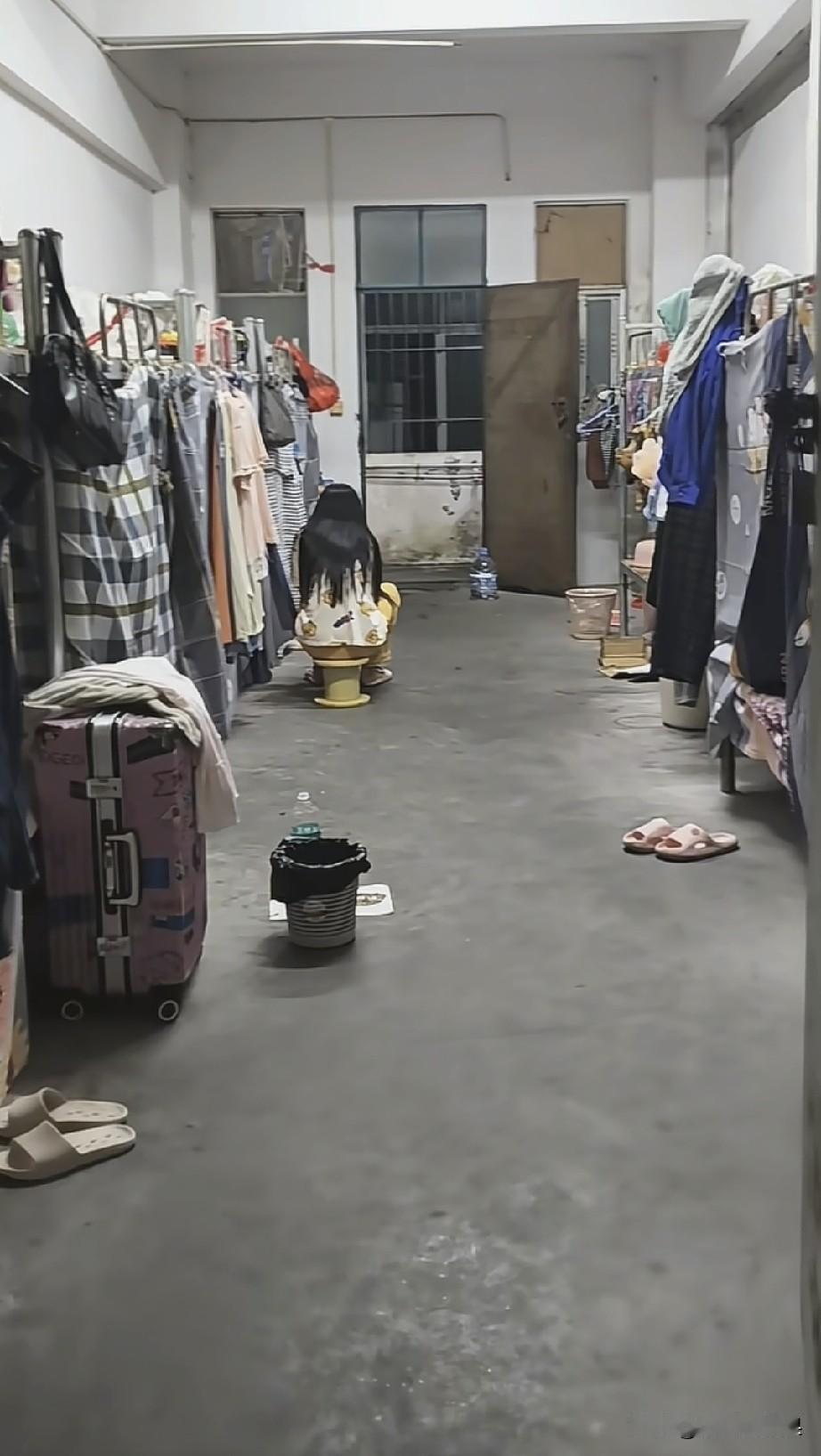 在外面打工还是要租个房子住比较好，我老乡刚进了一个厂，她说厂里的住宿环境太差了。