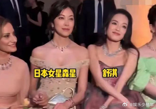 刘亦菲能一路长红绝非偶然，她的人品细节总能让人倍感温暖。拍合照时，她从不在意自己