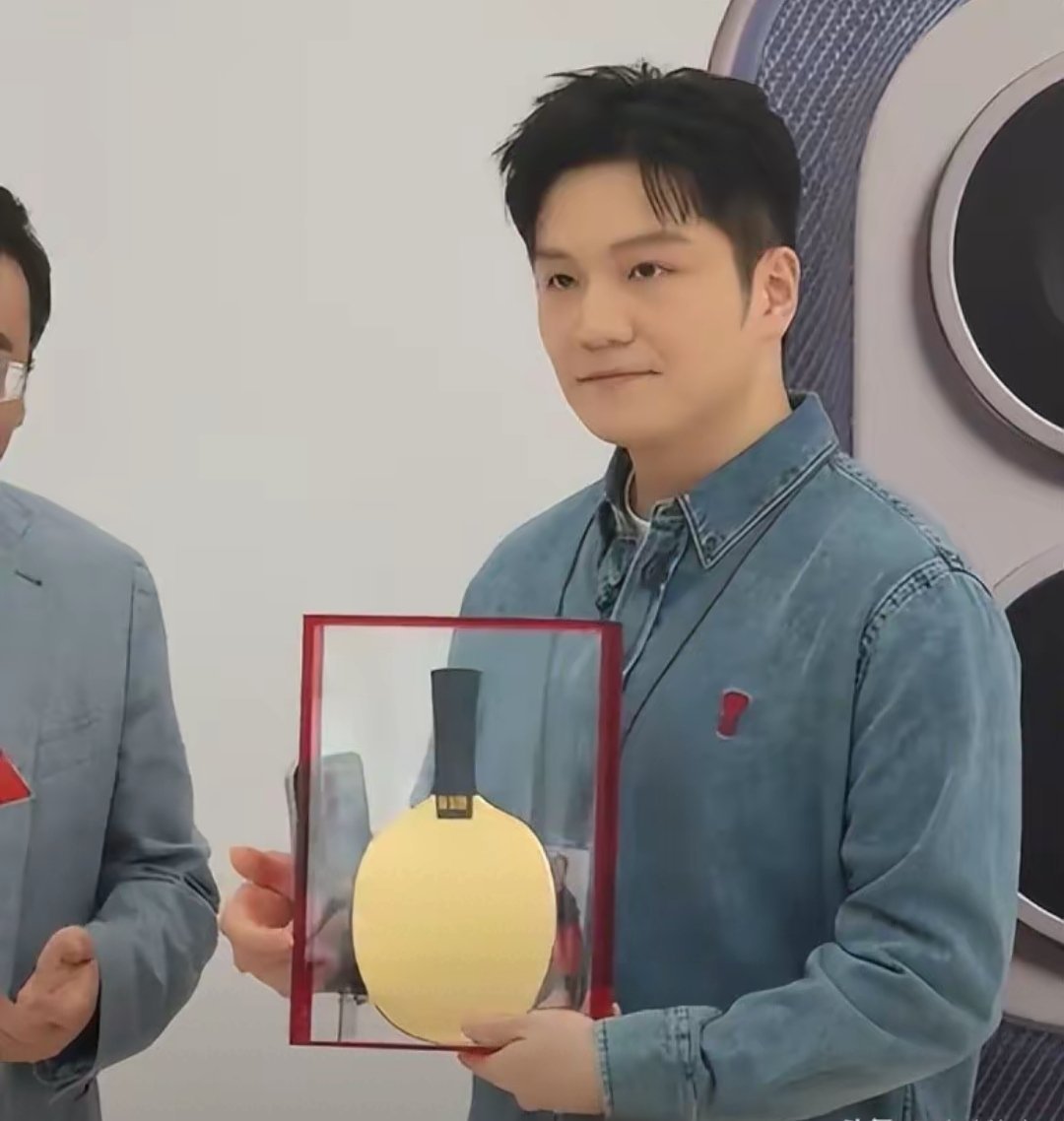 金球拍配真王者！樊振东集齐九冠获定制金球拍直言会好好珍藏11月24日，乒坛超