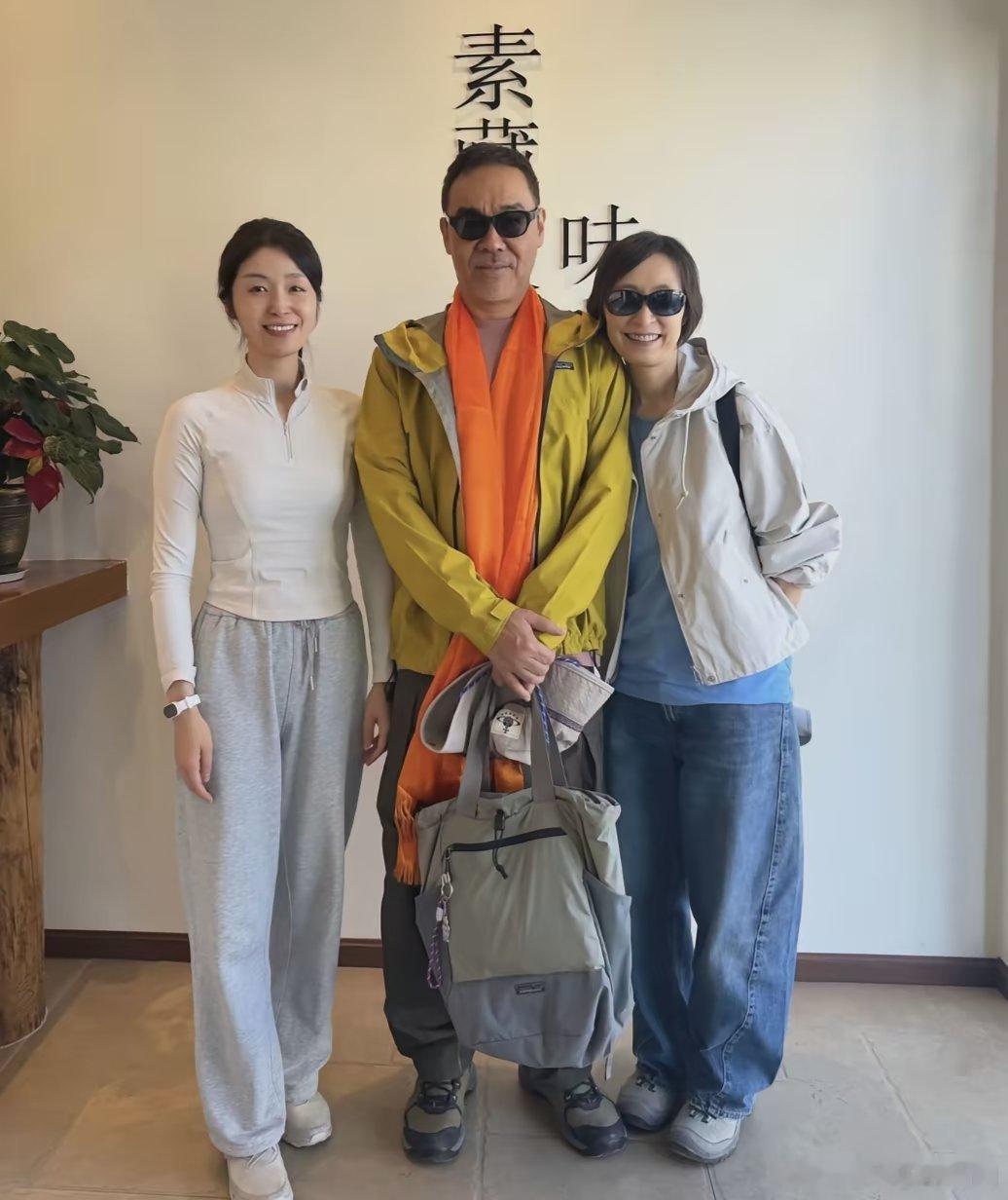 62岁刘青云和老婆郭蔼明现身西藏拉萨旅游，夫妻俩一起去逛了卡定沟景区，还参观了博物馆，全程形影不离，