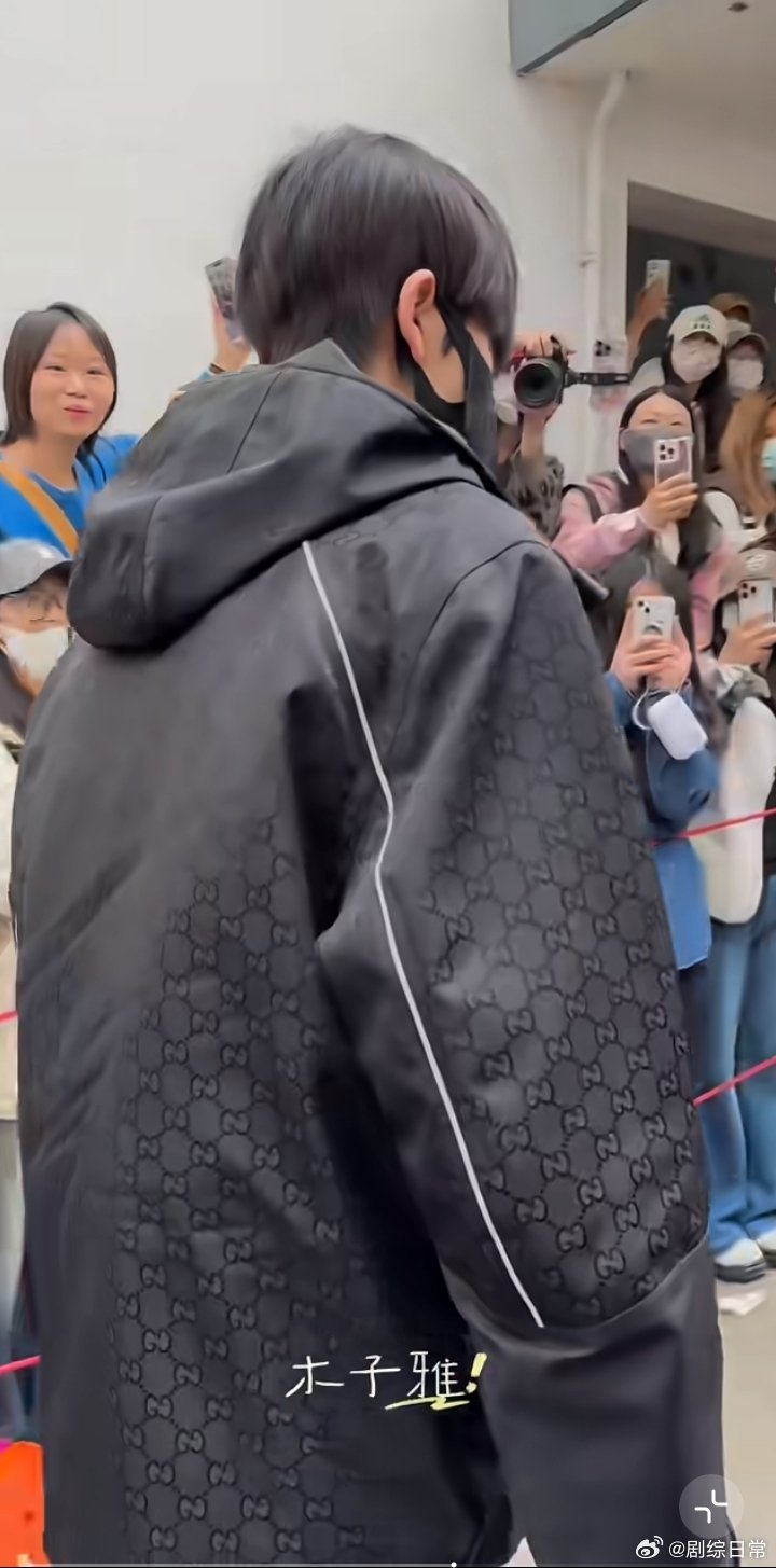 张凌赫看着好疲惫真的看不得他这么疲惫，高强度赶工还遭遇私生围堵，连好好休息都成了