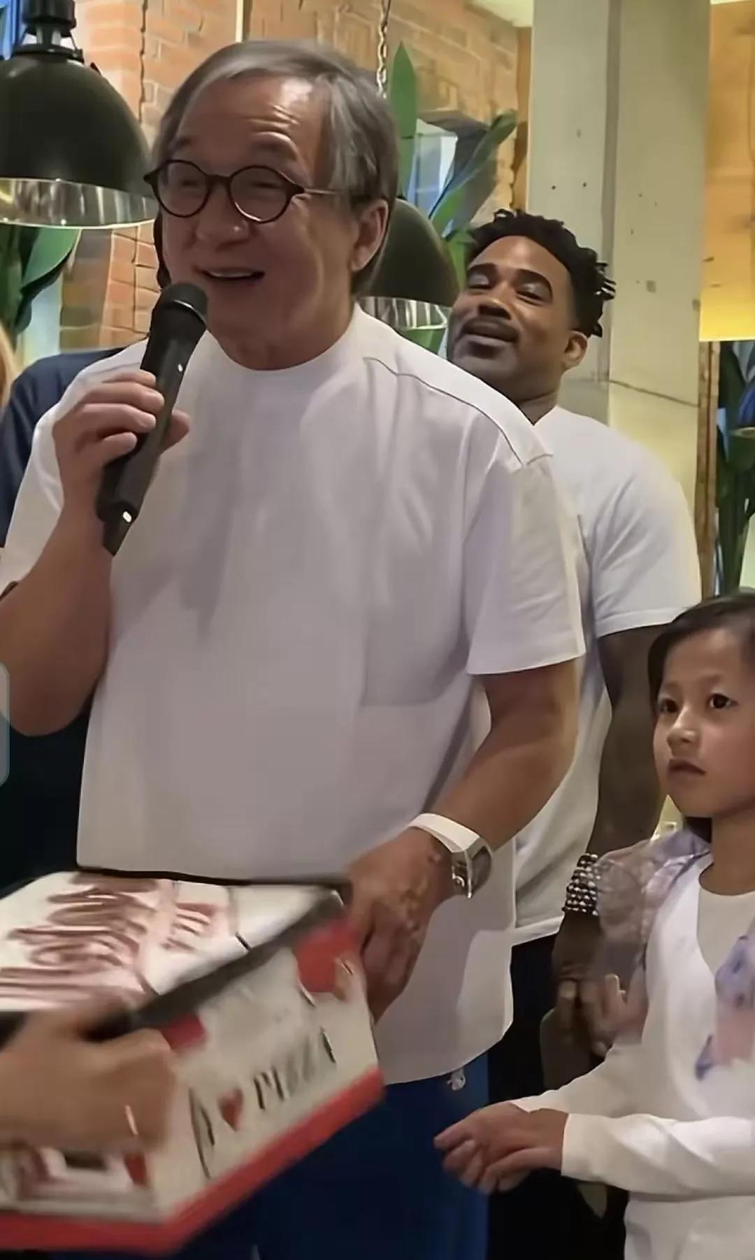 71岁成龙：英雄迟暮，传奇不朽，吃火锅被偶遇在影视江湖的浩瀚星空中，成龙无疑