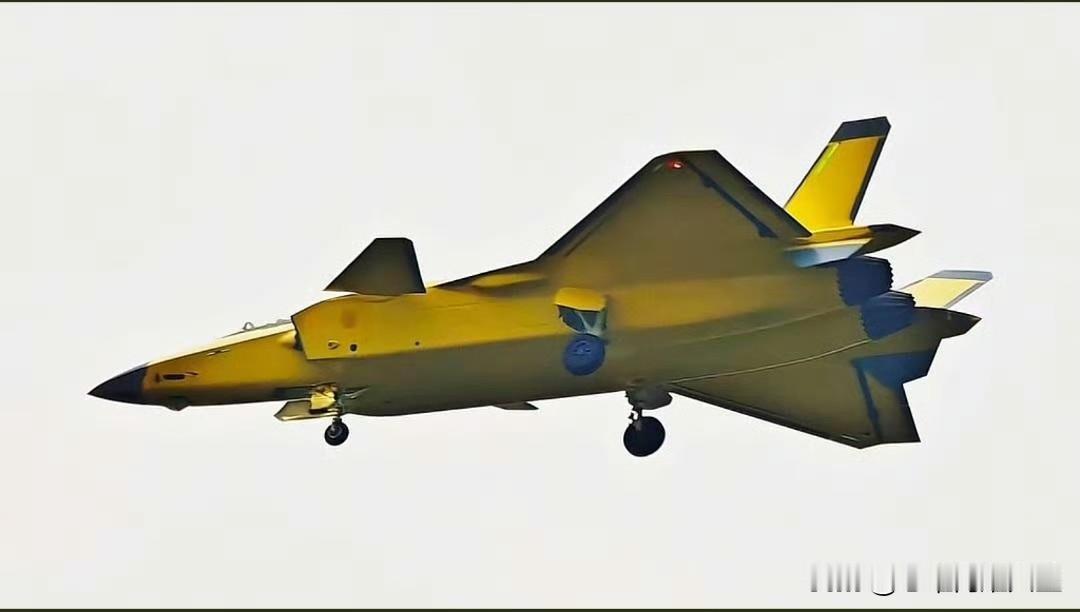 果然临近年关，装备WS-15的最新歼-20A立马开始秀肌肉了！[墨镜][大金牙