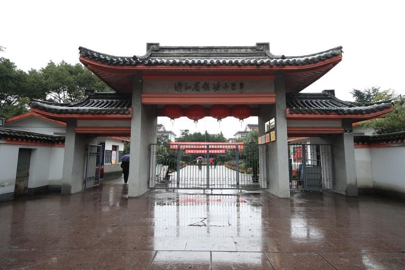 为让小学教师转岗初中教师，教育局想了各种办法都没有用！先是让县城小学教师转岗县城