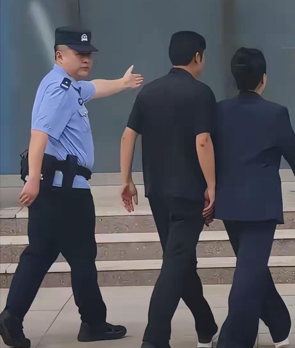 姐姐们家人们早上好；现在早晨4点多了，姗姗给大家聊聊这52的故事情节。。铁三角