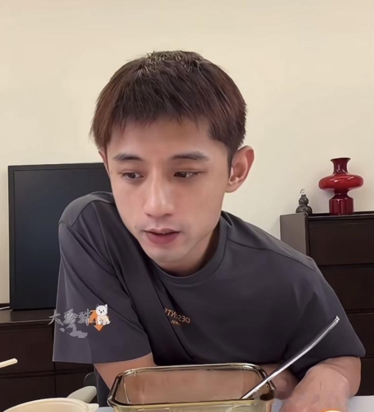 张继科在直播里回应了网上关于他训练费过高的说法，给出了明确的收费标准：没拿到寻英
