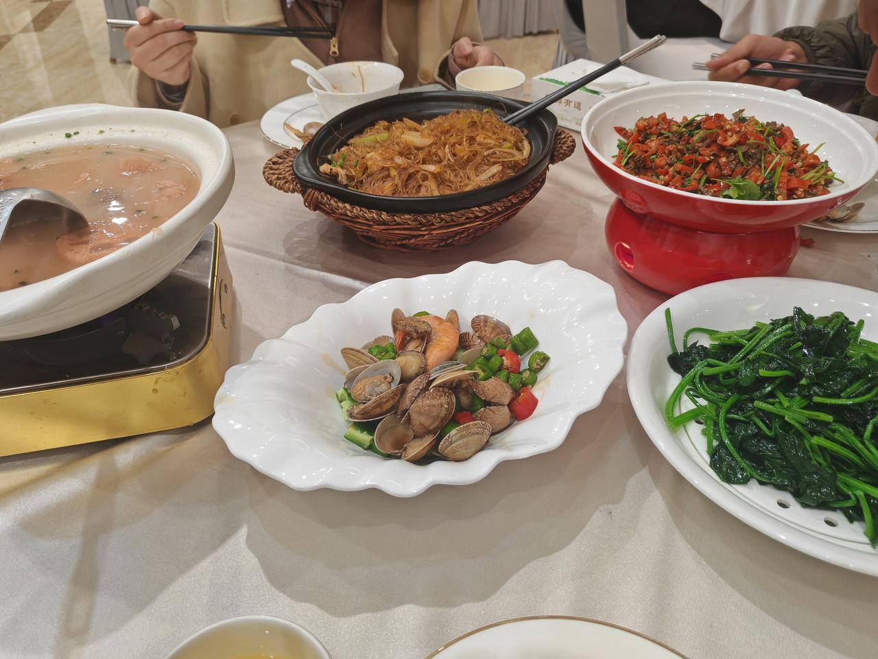 周日的晚餐，我们在森林公园门口的颐和私募菜吃的。凉菜有捞汁小海鲜，巧拌佛手瓜