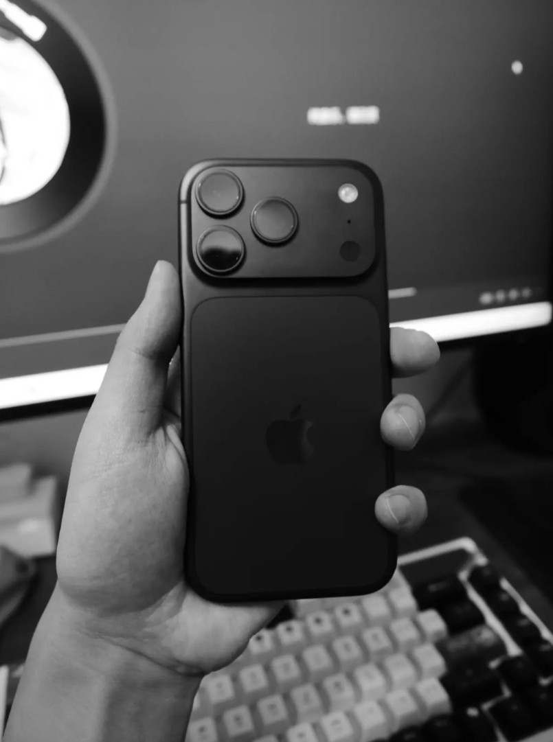 今年iPhone17Pro不出黑色是真滴可惜了啊！这黑色的质感多好！据说是工艺