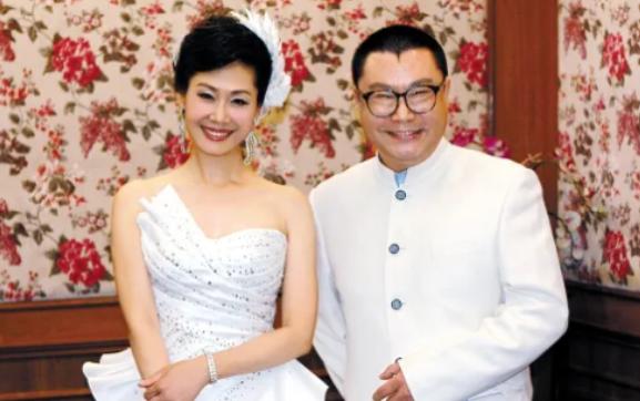 2010年，歌星尹相杰为了得到搭档于文华的爱，痴痴地等到了41岁，结过两次婚的于