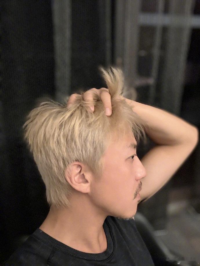 邓超自拍晒下颚线邓超下颚线邓超这个自律程度太牛了，超清晰的下颚线​​​