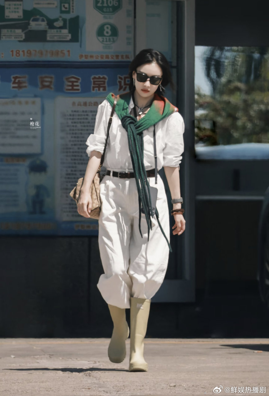 高叶倪妮只有手晒黑了高叶倪妮被晒成啥了向野的我们笑不活了，高叶倪妮全方位防晒，结