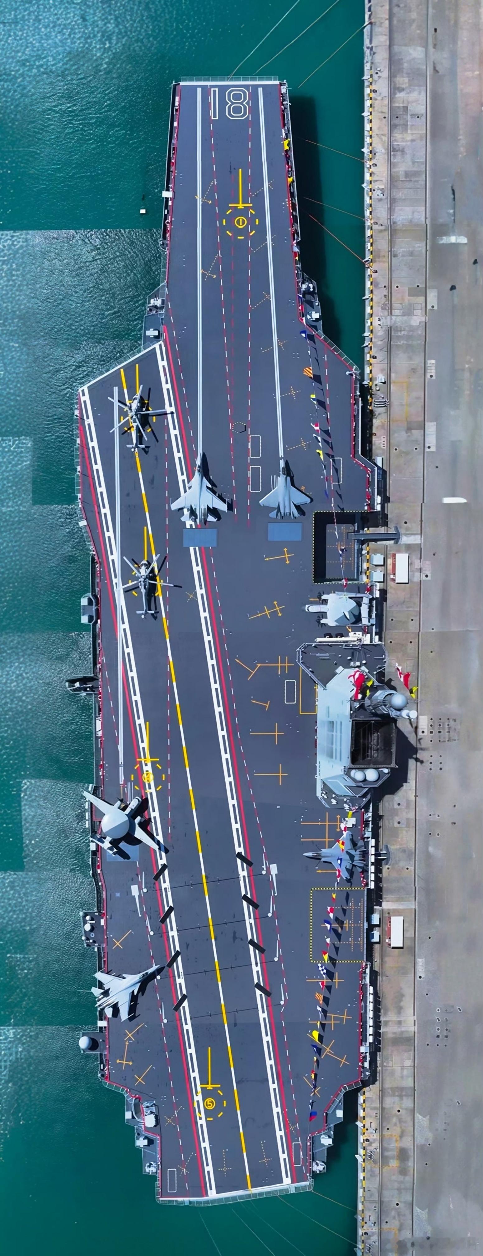 央妈用无人机拍的「福建舰」都可以当手机壁纸了，这…你就说帅不帅吧。[墨镜]​​​