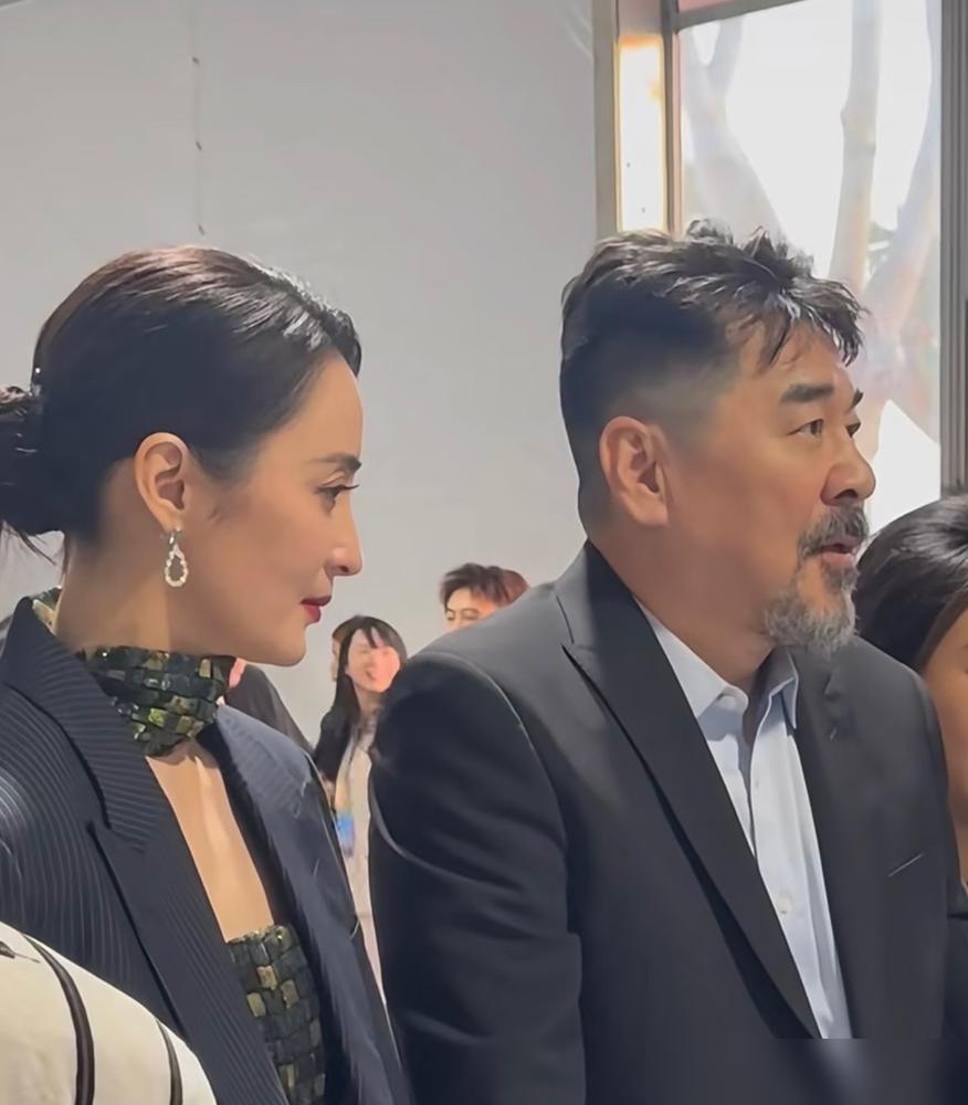 6月11号，蒋勤勤陈建斌夫妇接了个新活儿。给一个国产汽车站台，代言MPV车型。