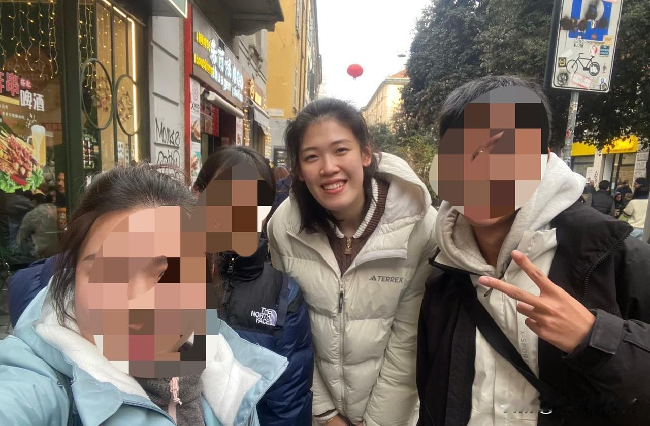 总算是有李盈莹的消息了！有在意大利的华人朋友，在意大利米兰华人街偶遇到了正在逛街