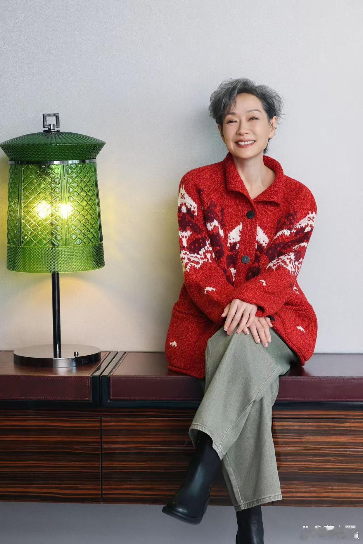 叶童这“老年穿搭”太绝了！红毛衣配阔腿裤，时髦高级，完全不输年轻人！