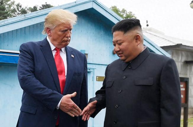 特朗普的亚洲行彻底把网友看傻了,明明手握日本5500亿美元的超级合作却全程魂不守