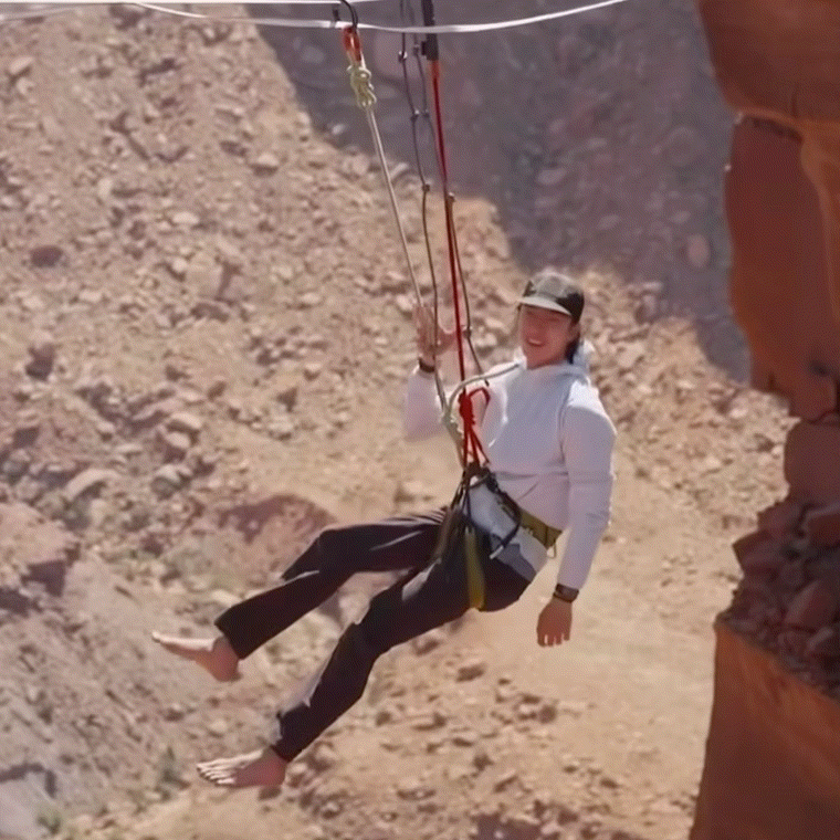 王一博掉下来第一件事是捂裆谁看了不说一句王一博这反应也太真实了哈哈哈哈！高空下落