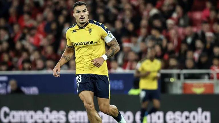 定了？山东泰山签阿里斯悍将阿尔瓦罗！1、巴甲后卫卢卡斯.弗雷塔斯的报价，被达伽马