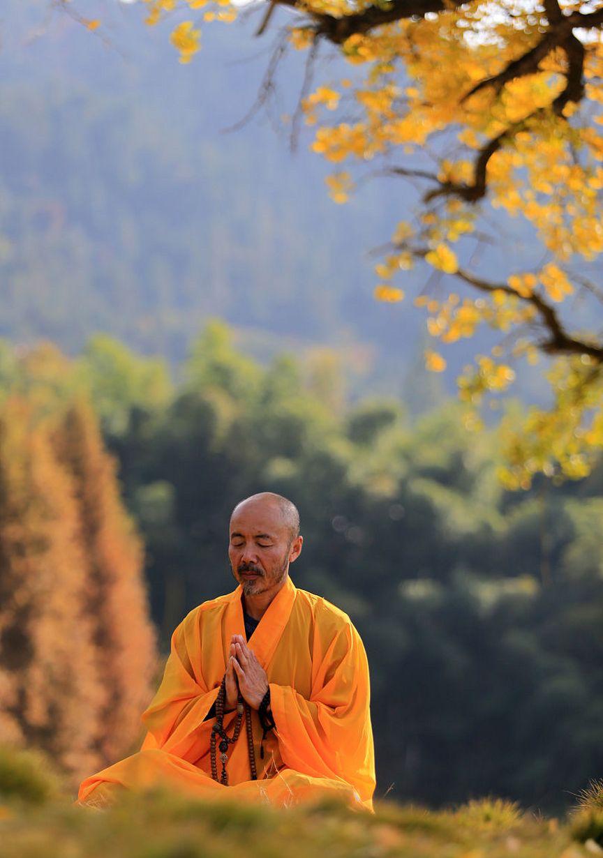 演员何晴的离世，让我想起弘一法师，曾劝诫世人的一段话，他说：“人生最忌讳的，就是