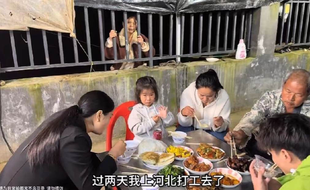 二婚阿杜一家在院子里吃饭，阿杜妈被关在了院门外，阿杜准备出去打工了！阿杜家来