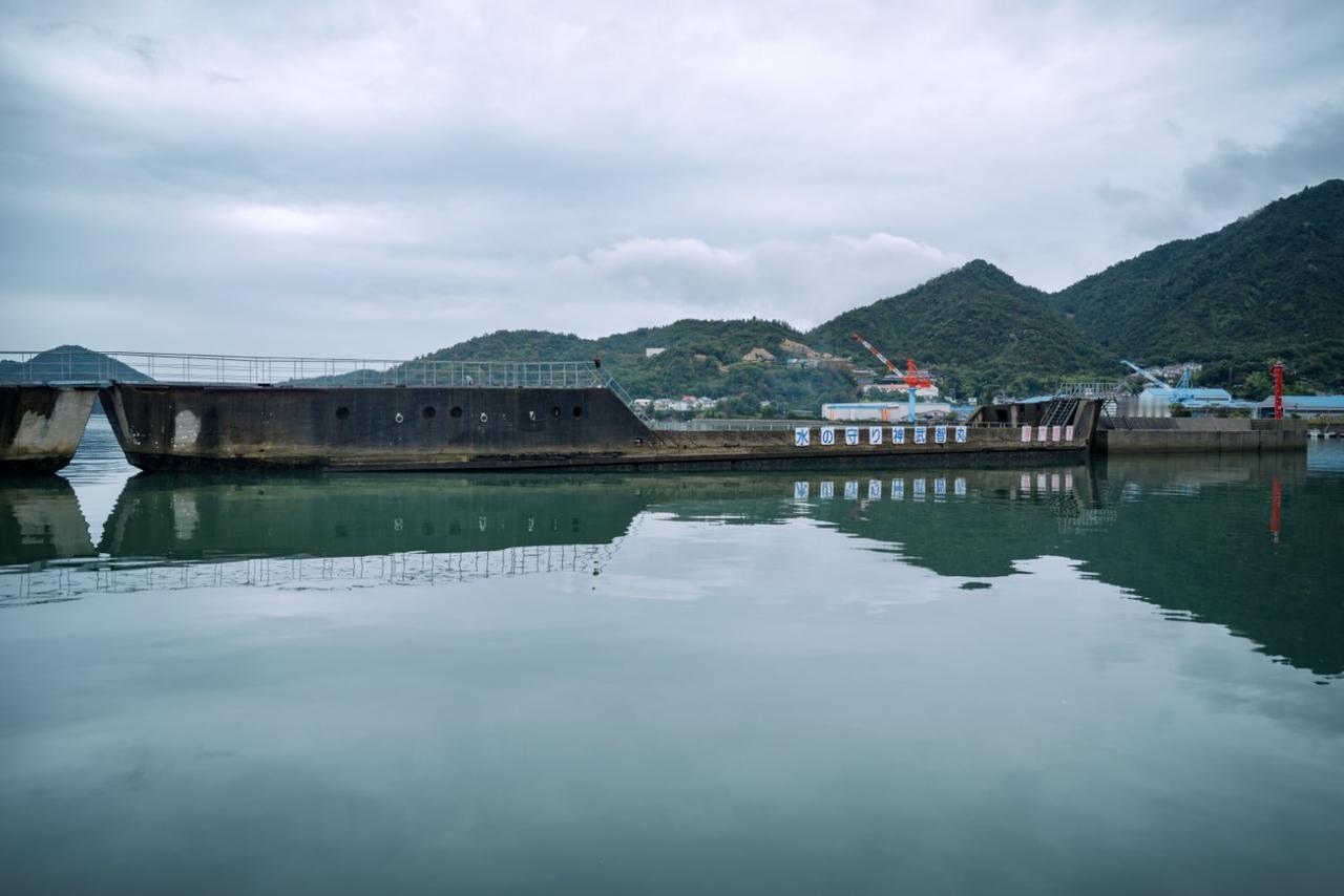 这艘看似难以置信的混凝土船，其实是日本海军在太平洋战争末期建造的运输船——“武智