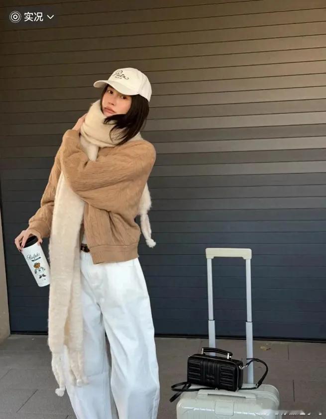 何穗真的太幸福了，产后不到两个月的时间潇洒的上班，还是去出差，看这穿搭就知道是老