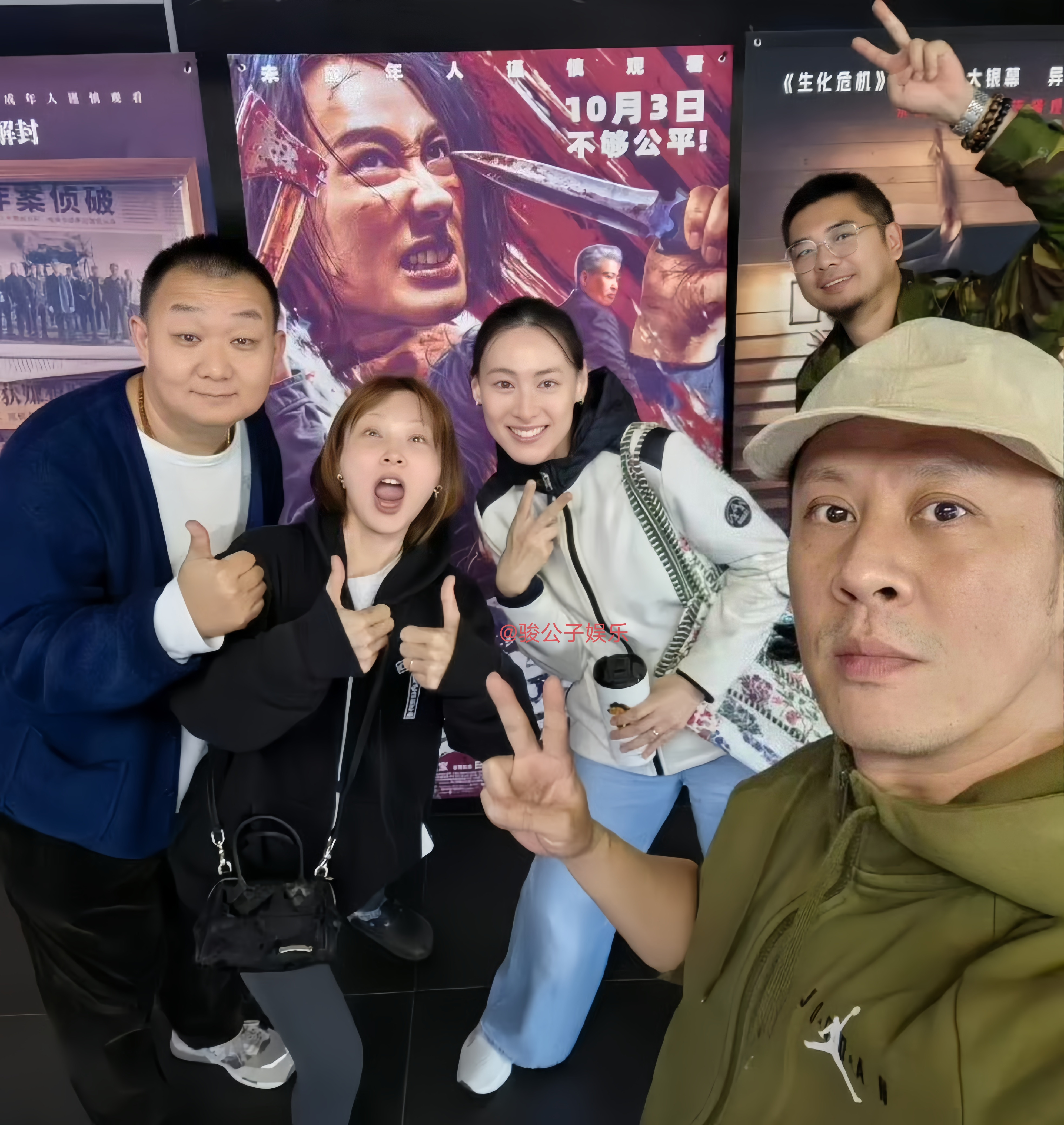 梁洛施、马浴柯现身电影院，化身观众，看自己拍的电影，梁洛施现在的状态真好，精气神十足！幸福和开心都写