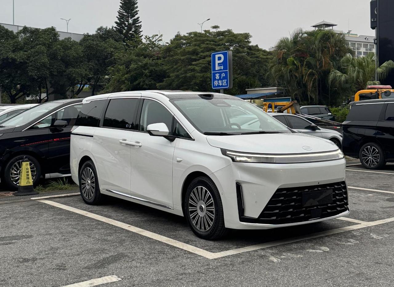 🚗传祺向往E8PHEV实拍：这台MPV有点东西！老铁们，传祺MPV的新能源