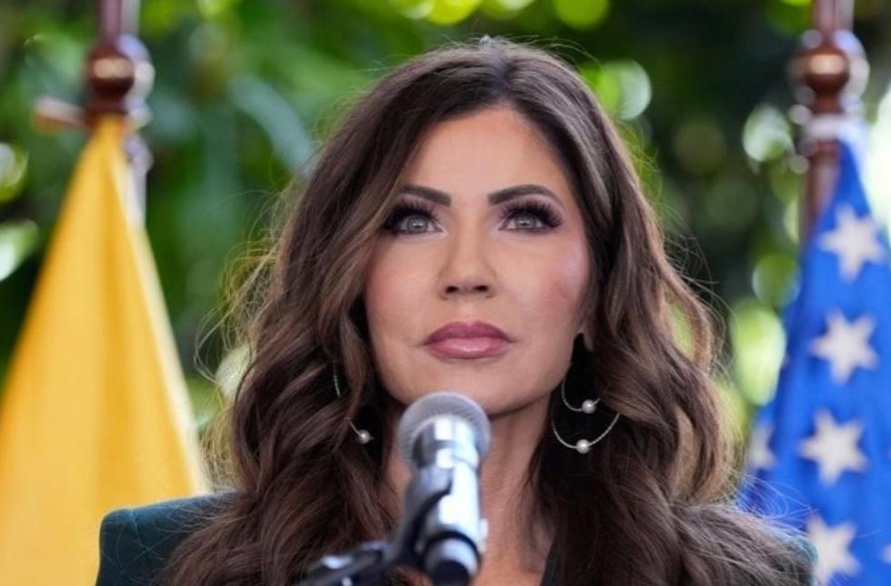 特朗普还是回念旧情的？他为了缓解议员们的怒火，把时任国土安全部长的克里斯蒂・诺姆