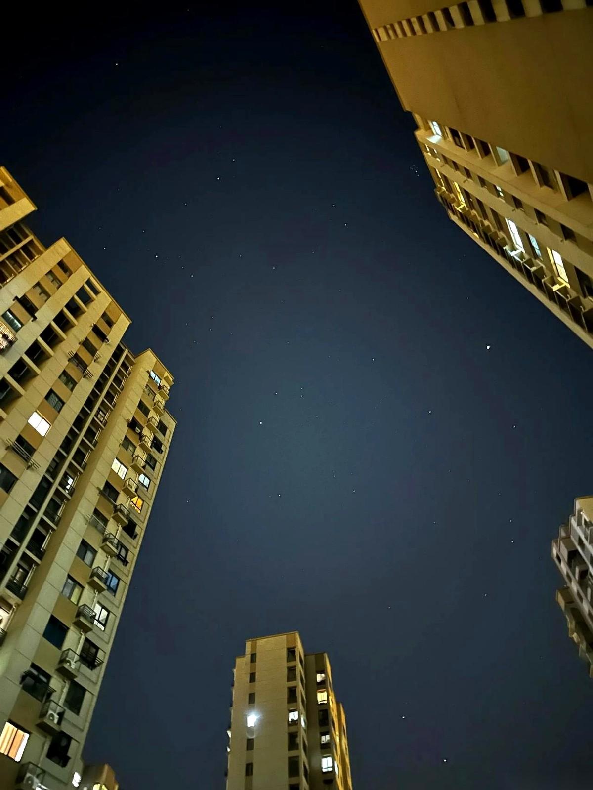 你跟孩子这场缘分，说白了，就是一场目送。你站在这头，看着他越走越远，最后消失在