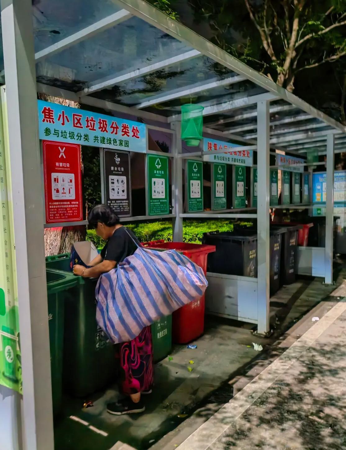 现在的大姨们都有工资比年轻人都有钱为什么还这么努力啊