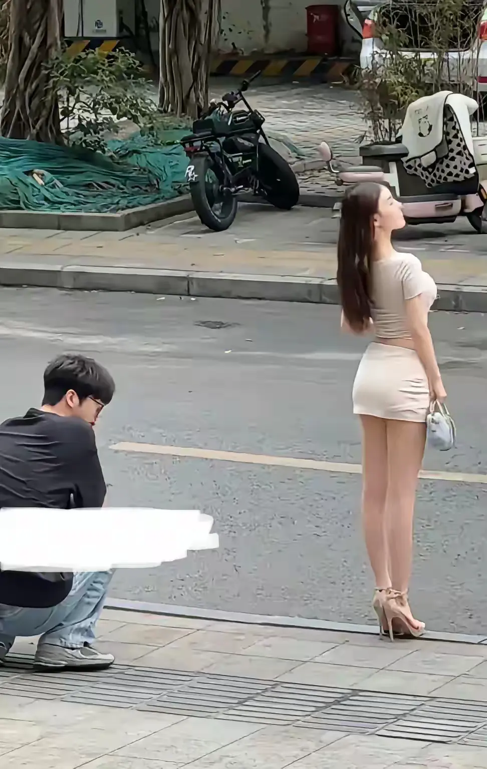 这哥们是真会找地方蹲呀！