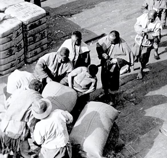1944年，一少年被鬼子抓去帮他们搬弹药。半路上，他扛着子弹箱，偷偷往四下扫了一