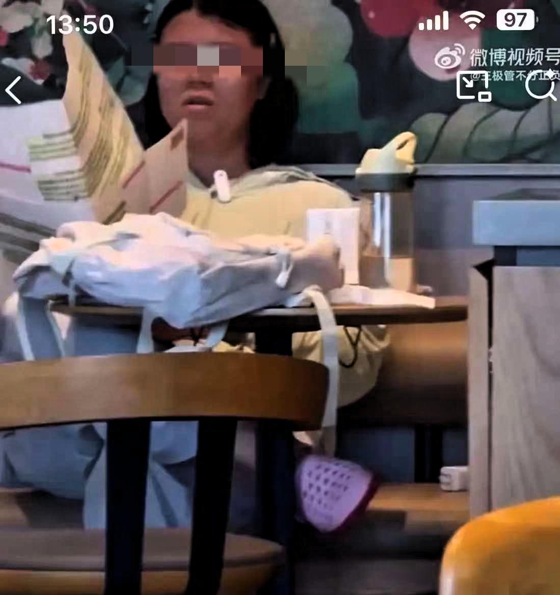 海口一家星巴克店里，一个正在备考公务员的女的，进门没点任何饮品，直接在店里撑开一