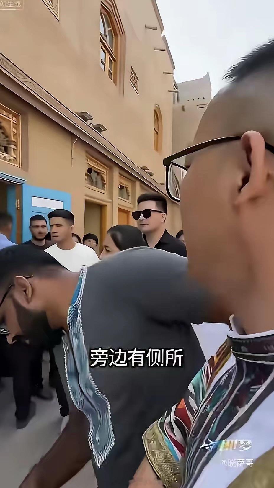 入我国土必须守我规矩，新疆小伙打得漂亮。人来人往的街头，一位印度男人随地大小便。
