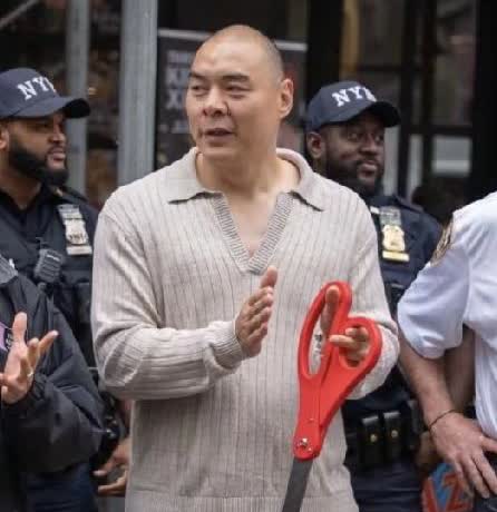 张志磊的比赛今年应该是泡汤了，但是他已经在美国纽约时代广场开了一家烤肉店，名为“